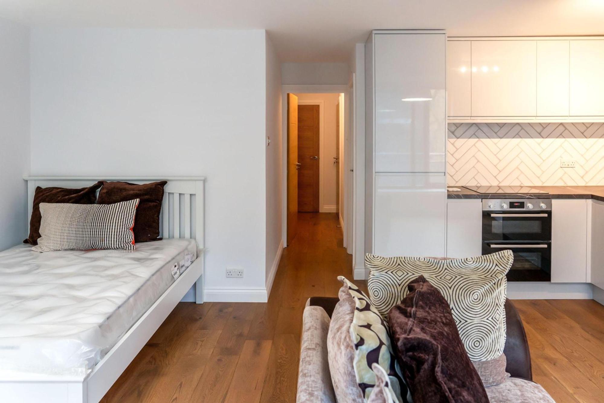 Apartment Flat - Broadwood Terrace, W8 London